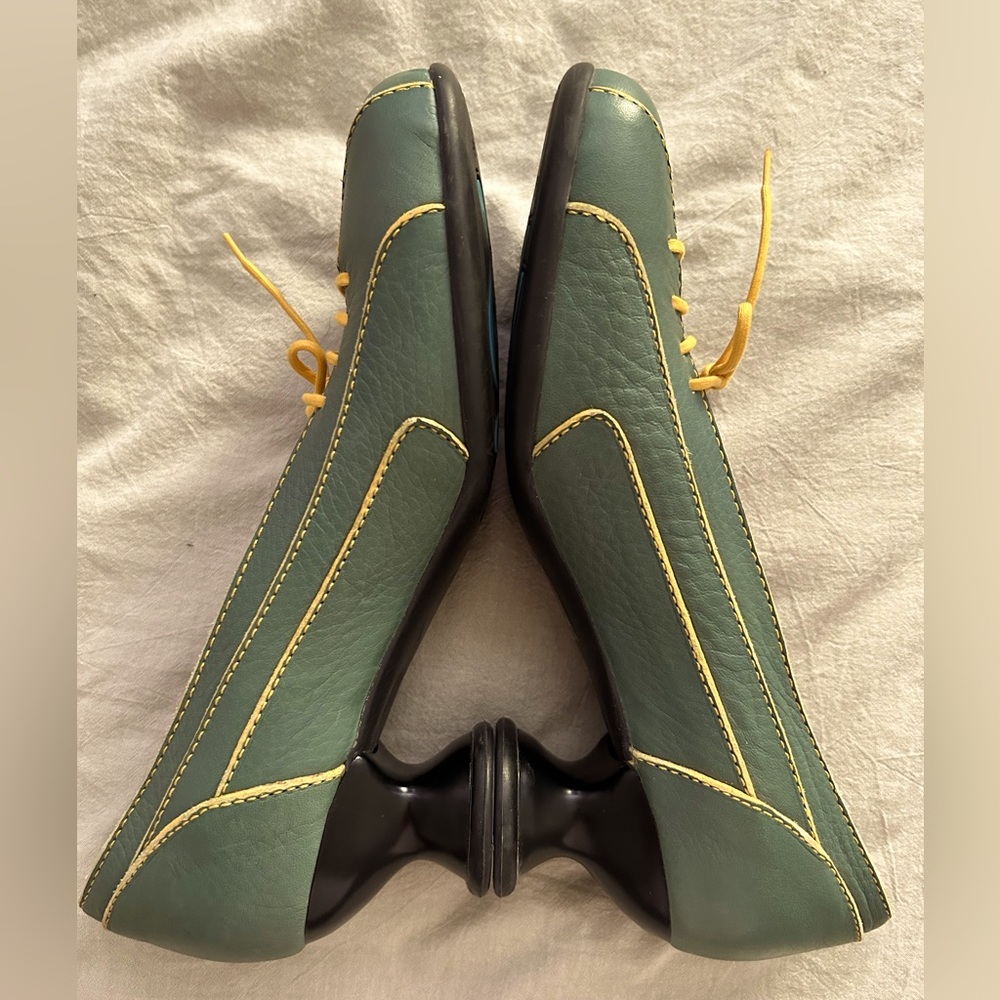 JOHN FLUEVOG VINTAGE GREEN & YELLOW PIPING SIZE 10 1/2 , runs small